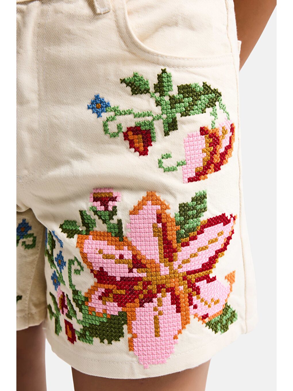 Kadın Ekru 7s6-69 Mom Fit Yüksek Bel Çiçek Nakışlı Özel Tasarım Denim Şort-4