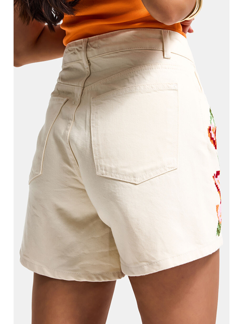Kadın Ekru 7s6-69 Mom Fit Yüksek Bel Çiçek Nakışlı Özel Tasarım Denim Şort-5