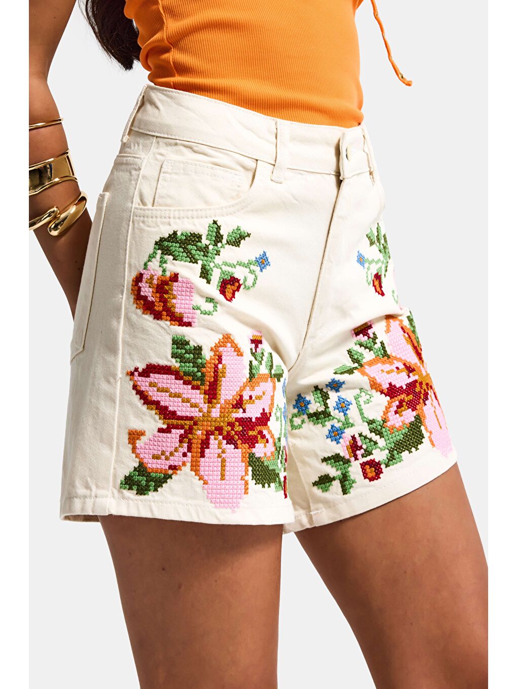 Kadın Ekru 7s6-69 Mom Fit Yüksek Bel Çiçek Nakışlı Özel Tasarım Denim Şort-6