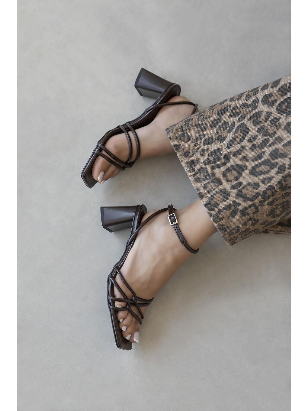 Kahverengi Onika Kadın Topuklu Kırışık Deri Sandalet Kahve