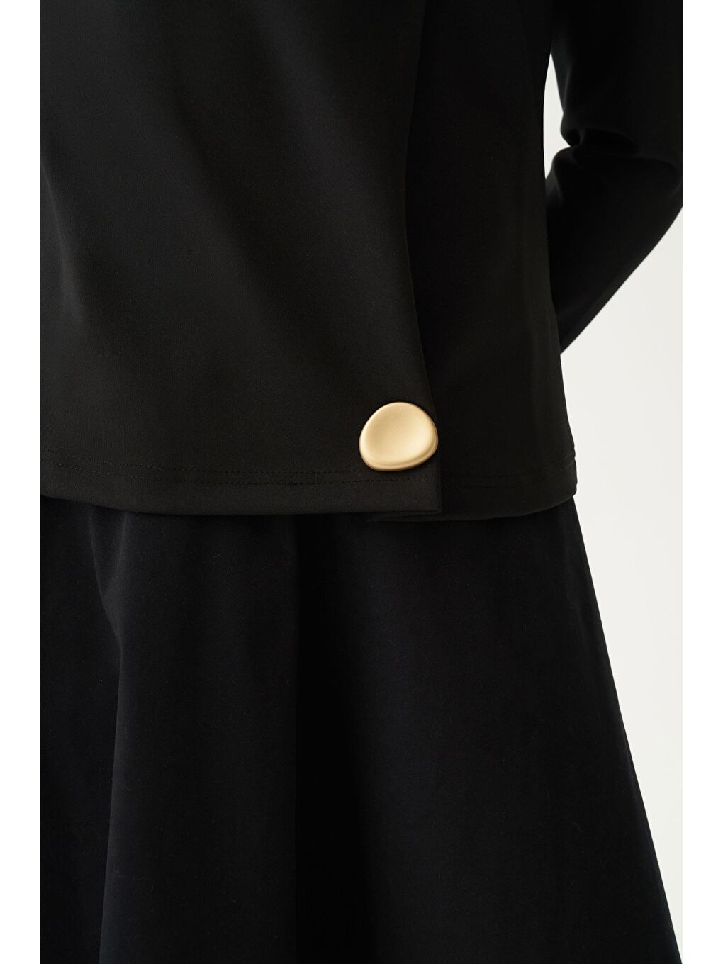 Siyah-Gold Düğmeli Pileli Bluz-3