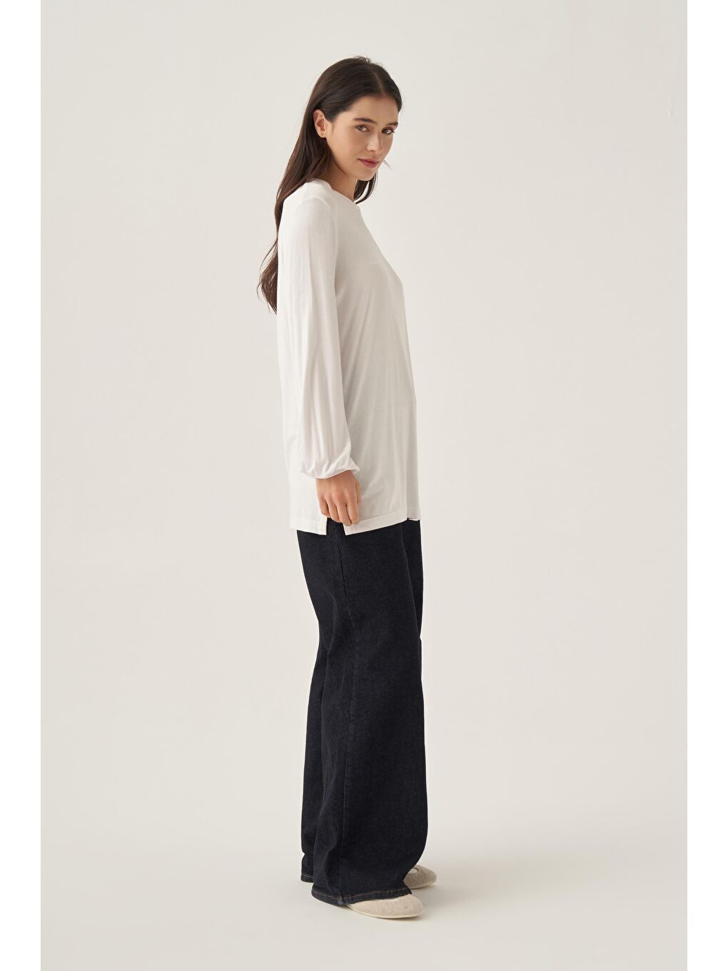 Beyaz-Bisiklet Yaka Kol Ucu Büzgülü Pamuklu Bluz-3