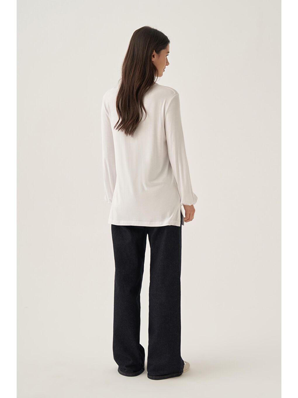 Beyaz-Bisiklet Yaka Kol Ucu Büzgülü Pamuklu Bluz-4