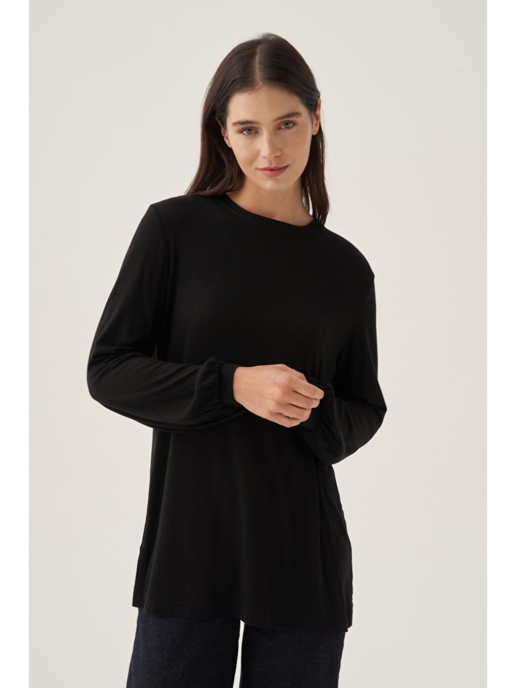 Siyah-Bisiklet Yaka Kol Ucu Büzgülü Pamuklu Bluz-3