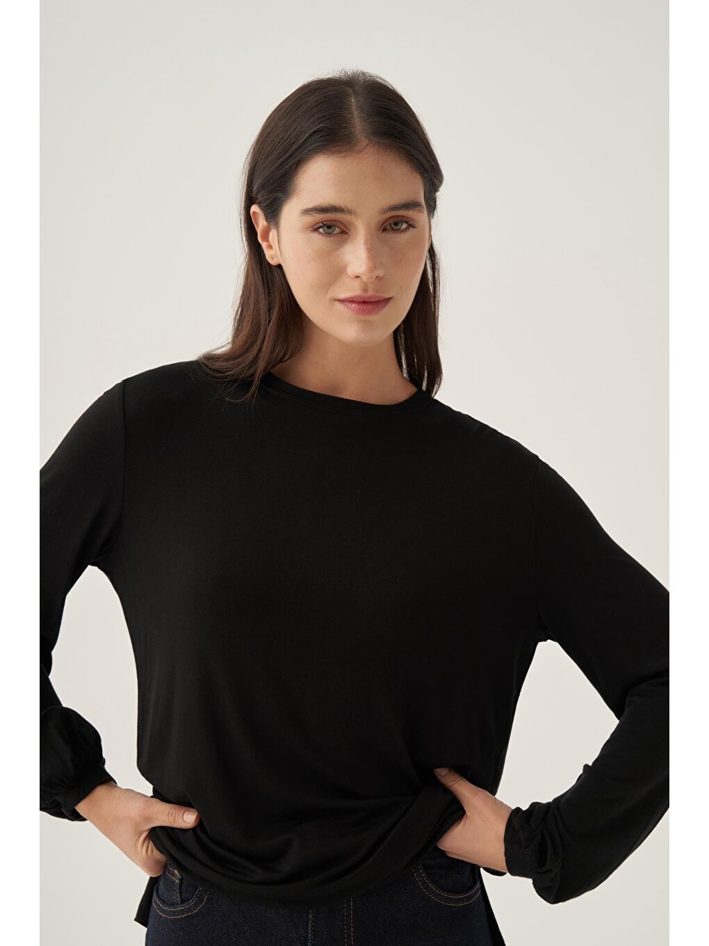 Siyah-Bisiklet Yaka Kol Ucu Büzgülü Pamuklu Bluz-4