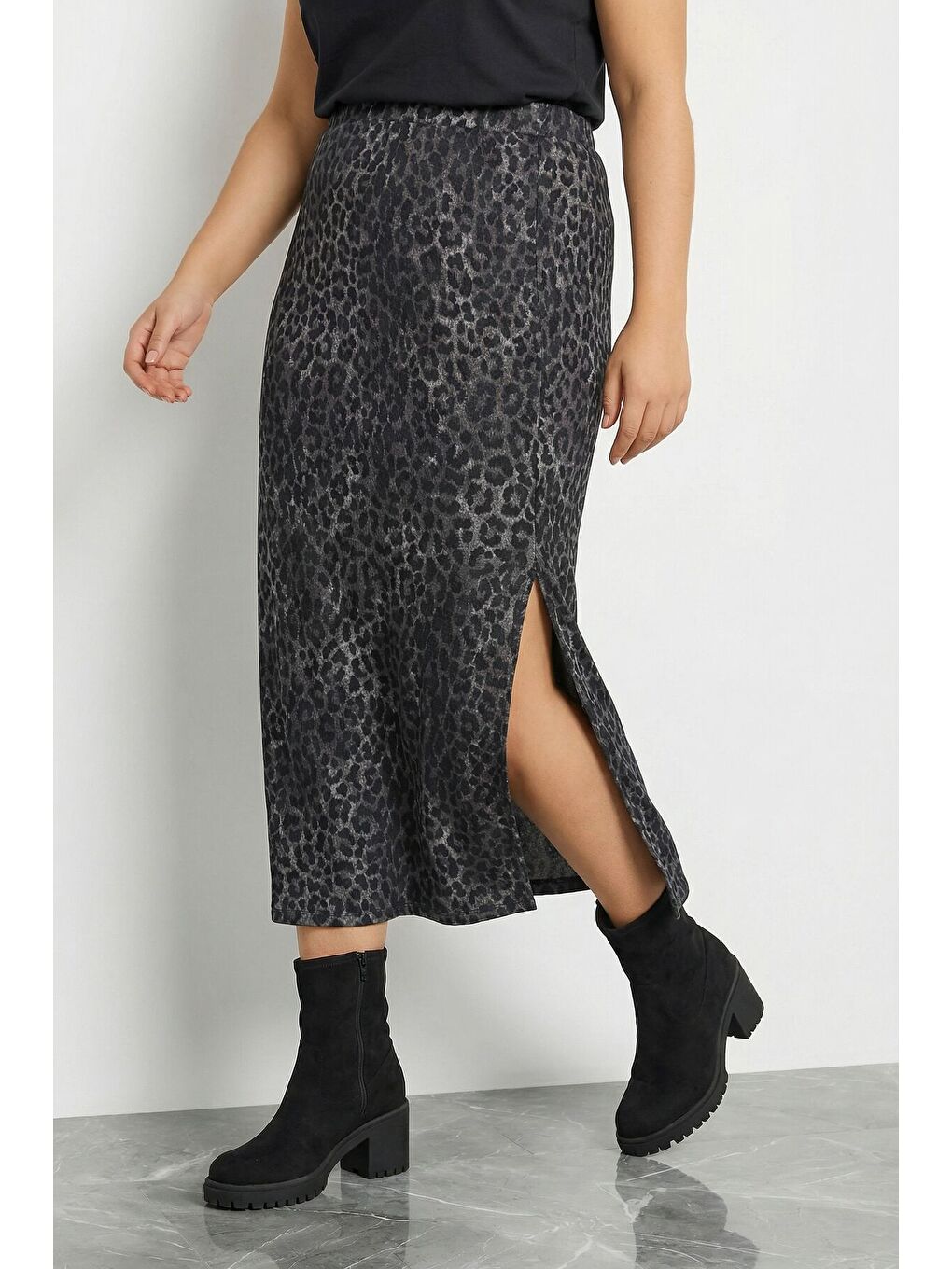 Gri Büyük Beden Leopar Desenli Yırtmaçlı Kalem Etek 160379-1