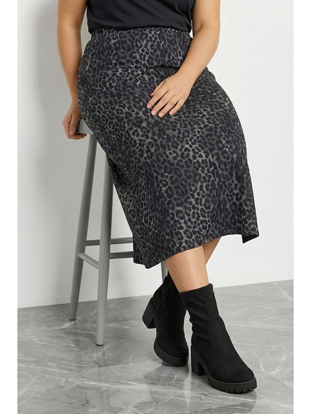 Gri Büyük Beden Leopar Desenli Yırtmaçlı Kalem Etek 160379-3