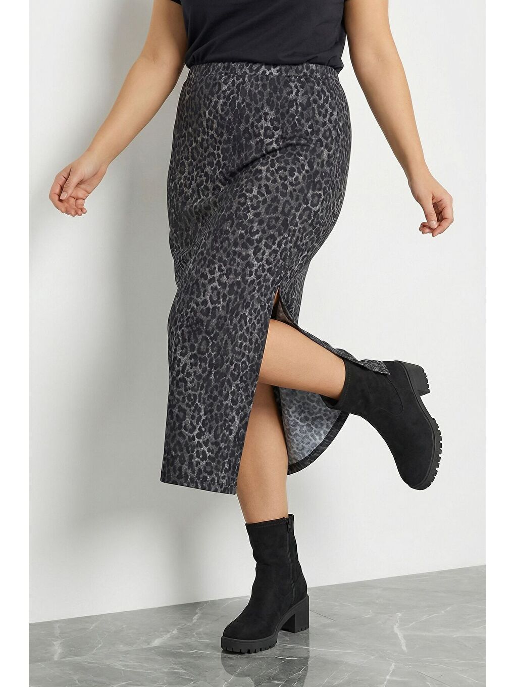 Gri Büyük Beden Leopar Desenli Yırtmaçlı Kalem Etek 160379-4