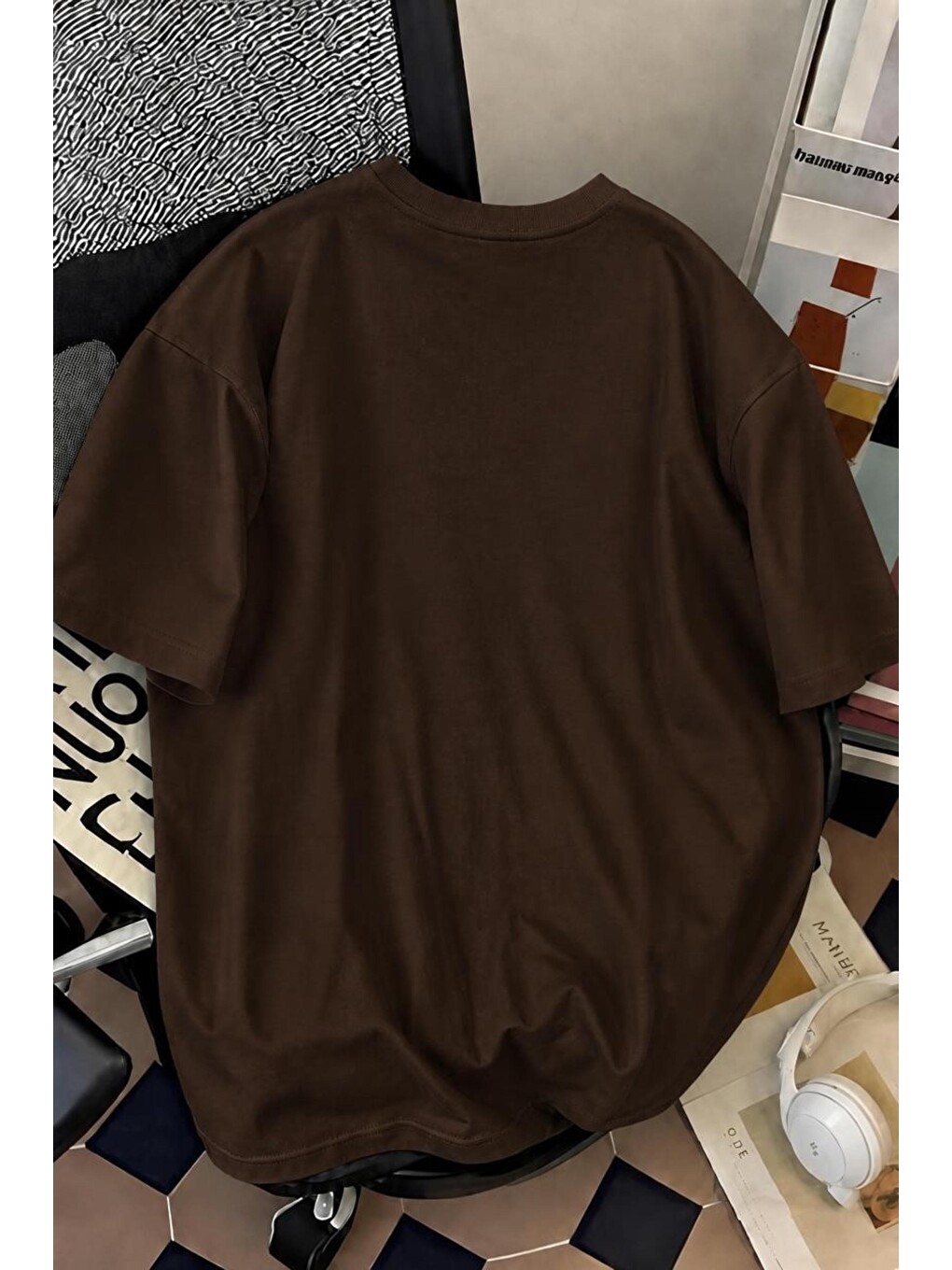 Kahverengi La El İşareti Ön Baskılı Sokak Modası Unisex T-shirt-1