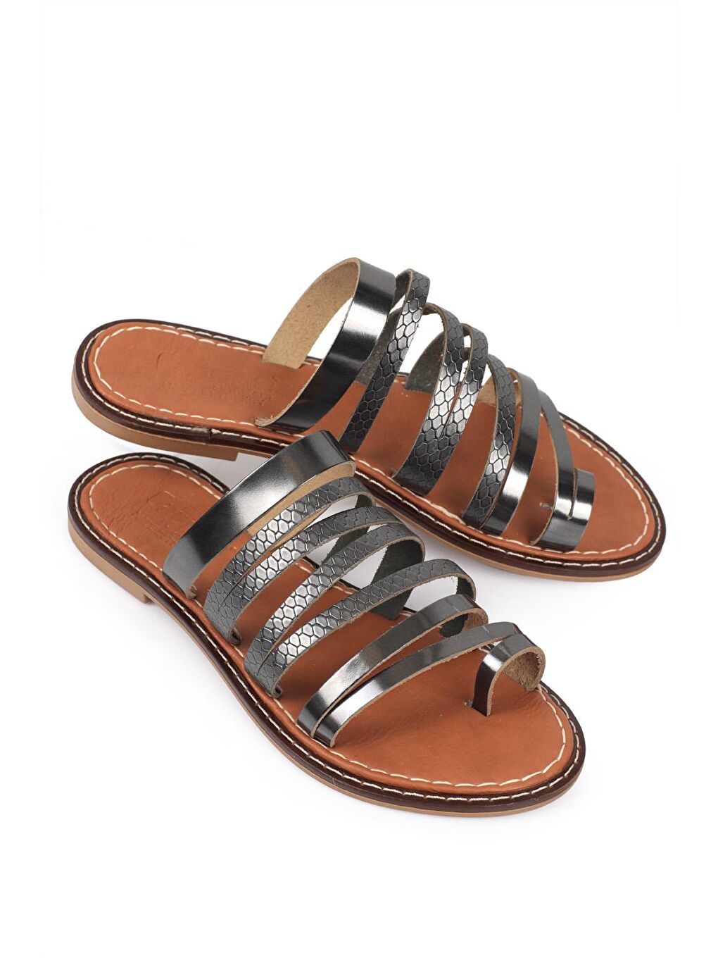 Gri Baş Parmak Detaylı Bantlı Kadın Deri Terlik-1