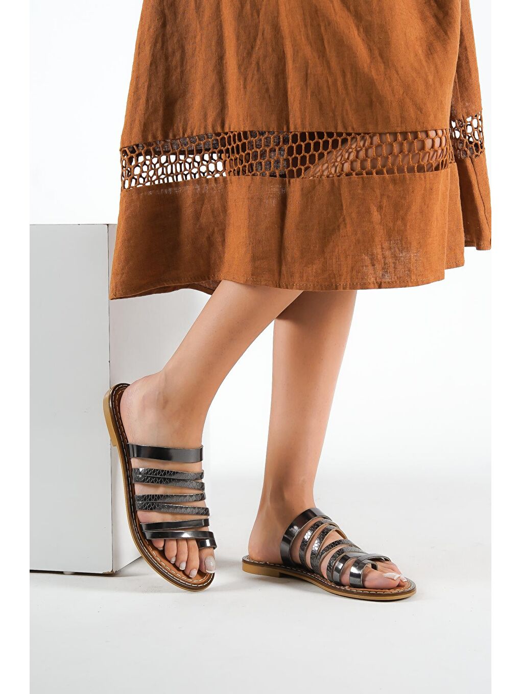 Gri Baş Parmak Detaylı Bantlı Kadın Deri Terlik-2