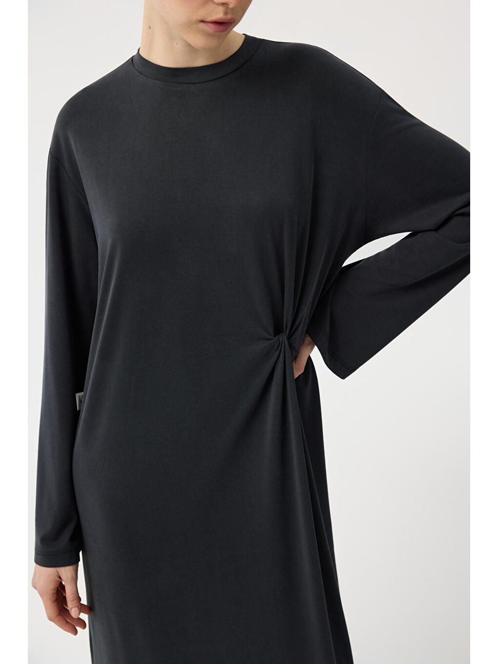 Modal Cupra Asimetrik Düğüm Detaylı Elbise Siyah-5
