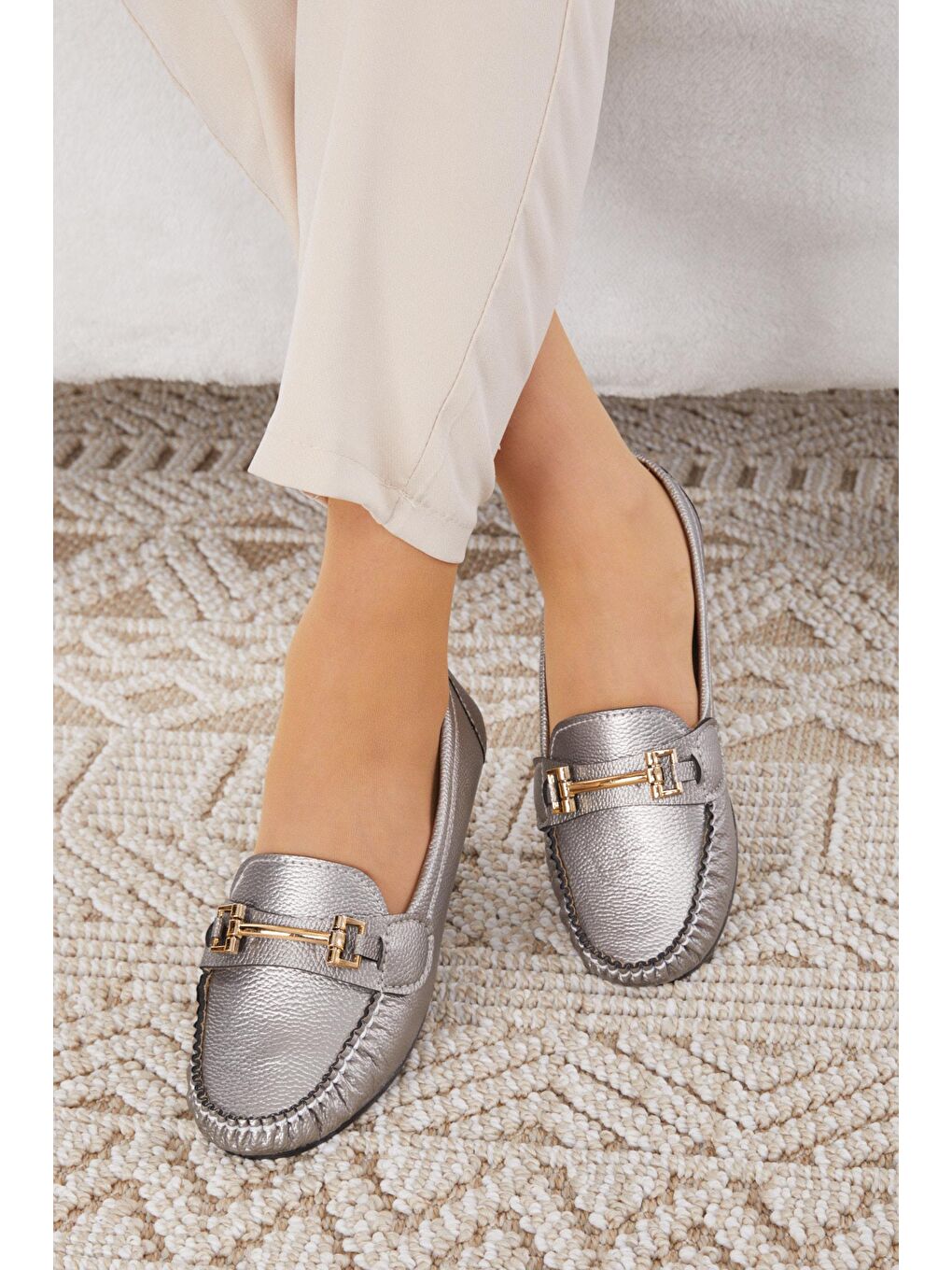 Kadın Gri Zincir Tokalı Hafif Rahat Taban Babet - 24578-1