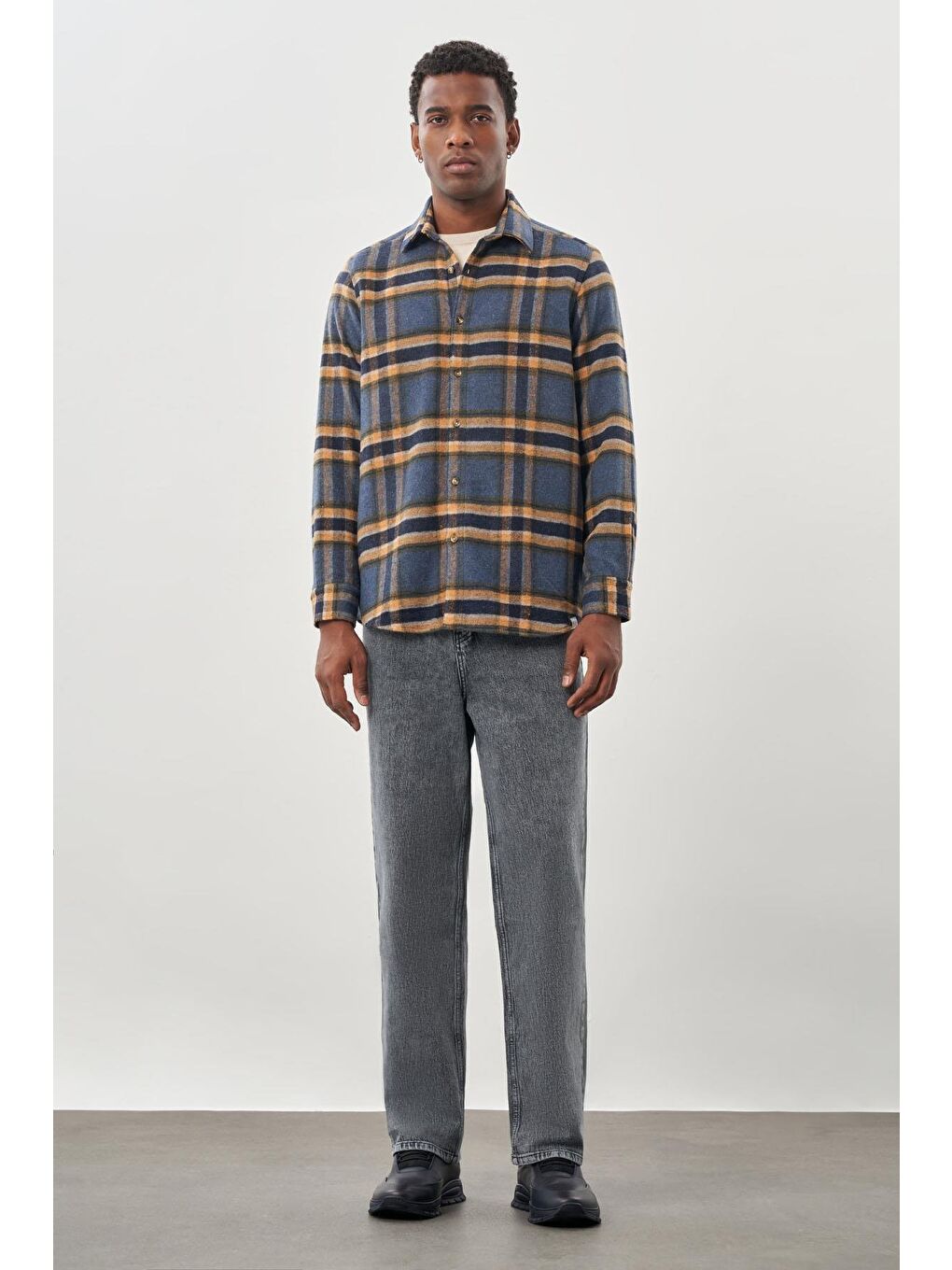 Lacivert Yünlü Ekose Desen Yumuşak Yaka Cepsiz Uzun Kol Casual Comfort Fit Gömlek 1004245227-1