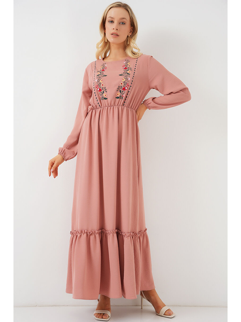 Pembe Kadın Nakışlı Uzun Tesettür Elbise 2550 - Pudra
