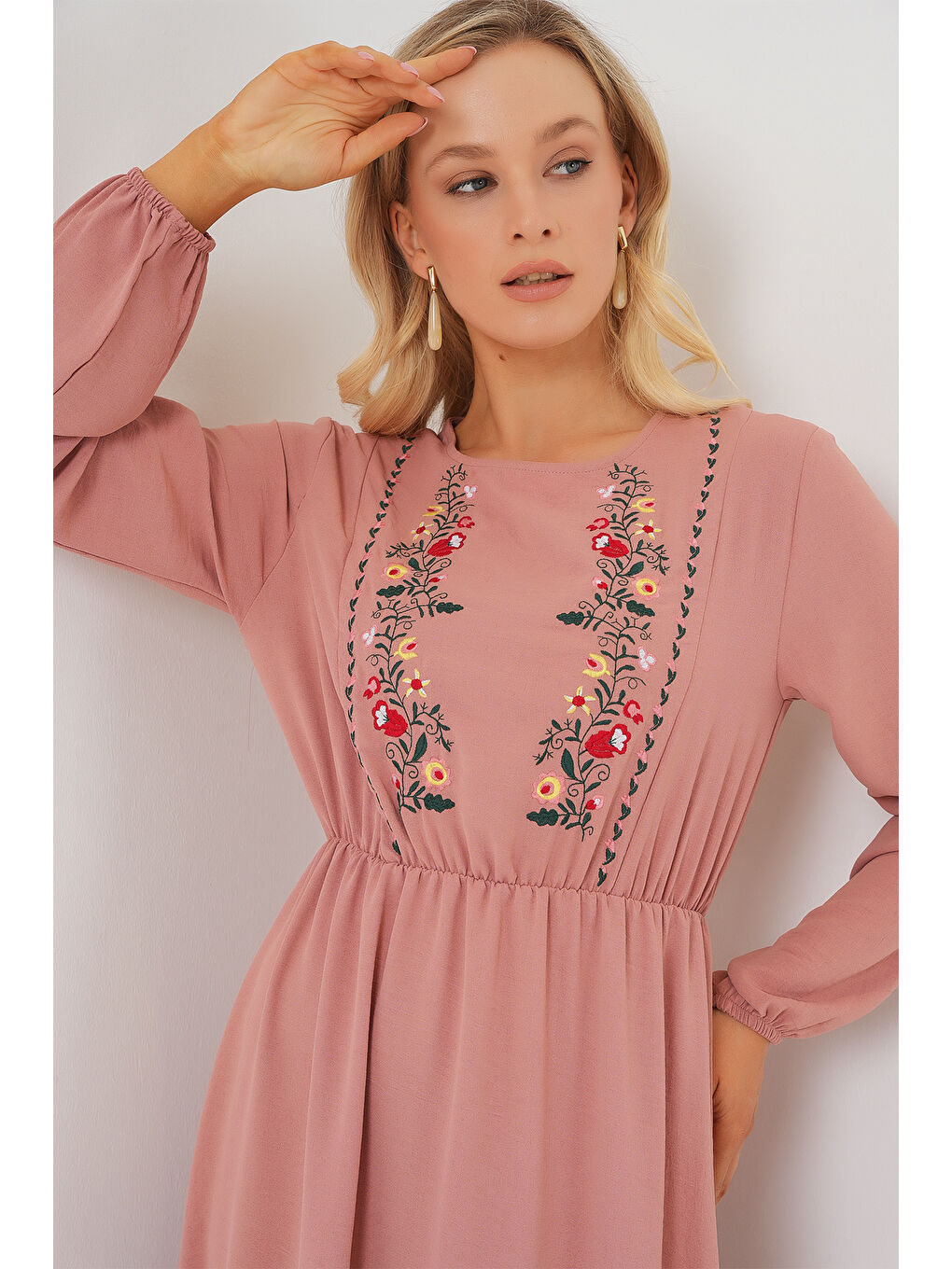 Pembe Kadın Nakışlı Uzun Tesettür Elbise 2550 - Pudra-3