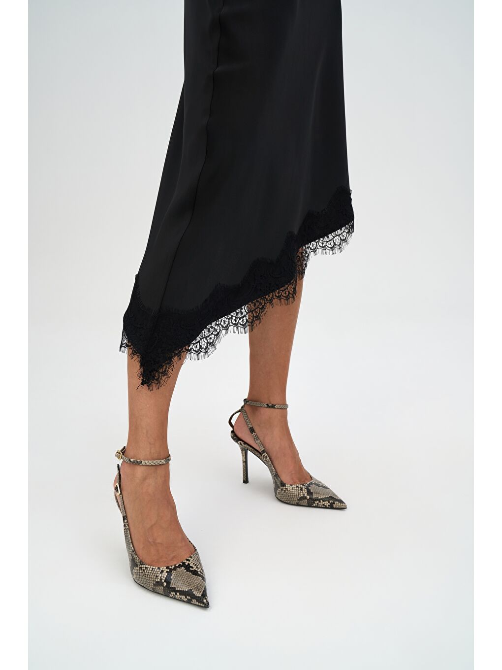 Lina Dantel Detay Siyah Saten Etek-5