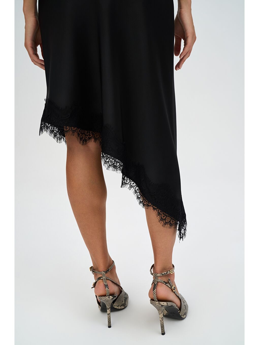 Lina Dantel Detay Siyah Saten Etek-6