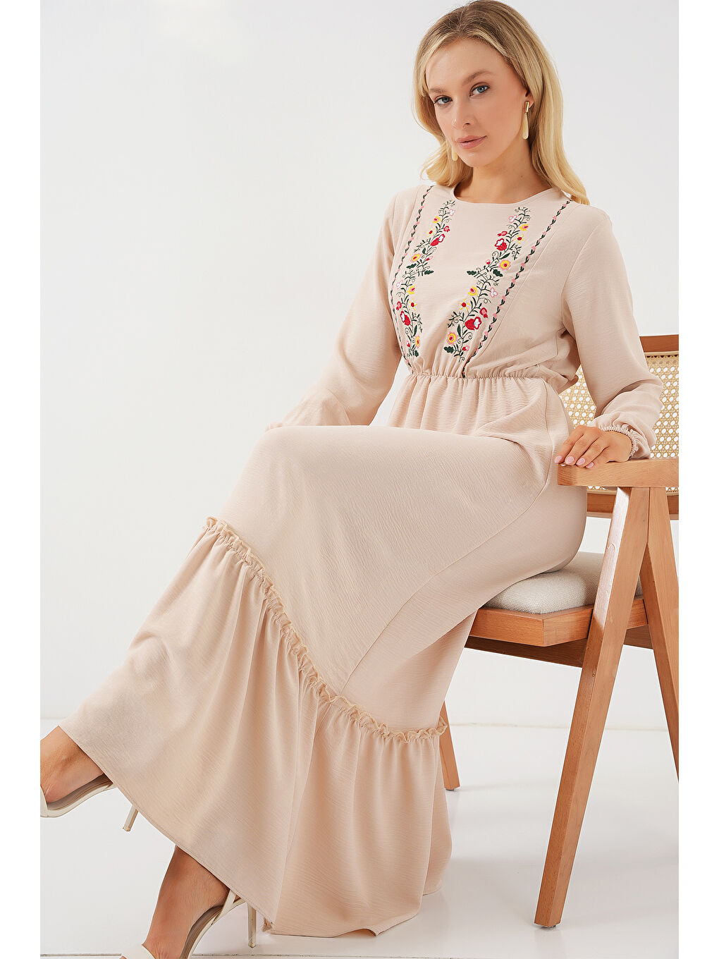 Ekru Kadın Nakışlı Uzun Tesettür Elbise 2550 - Krem