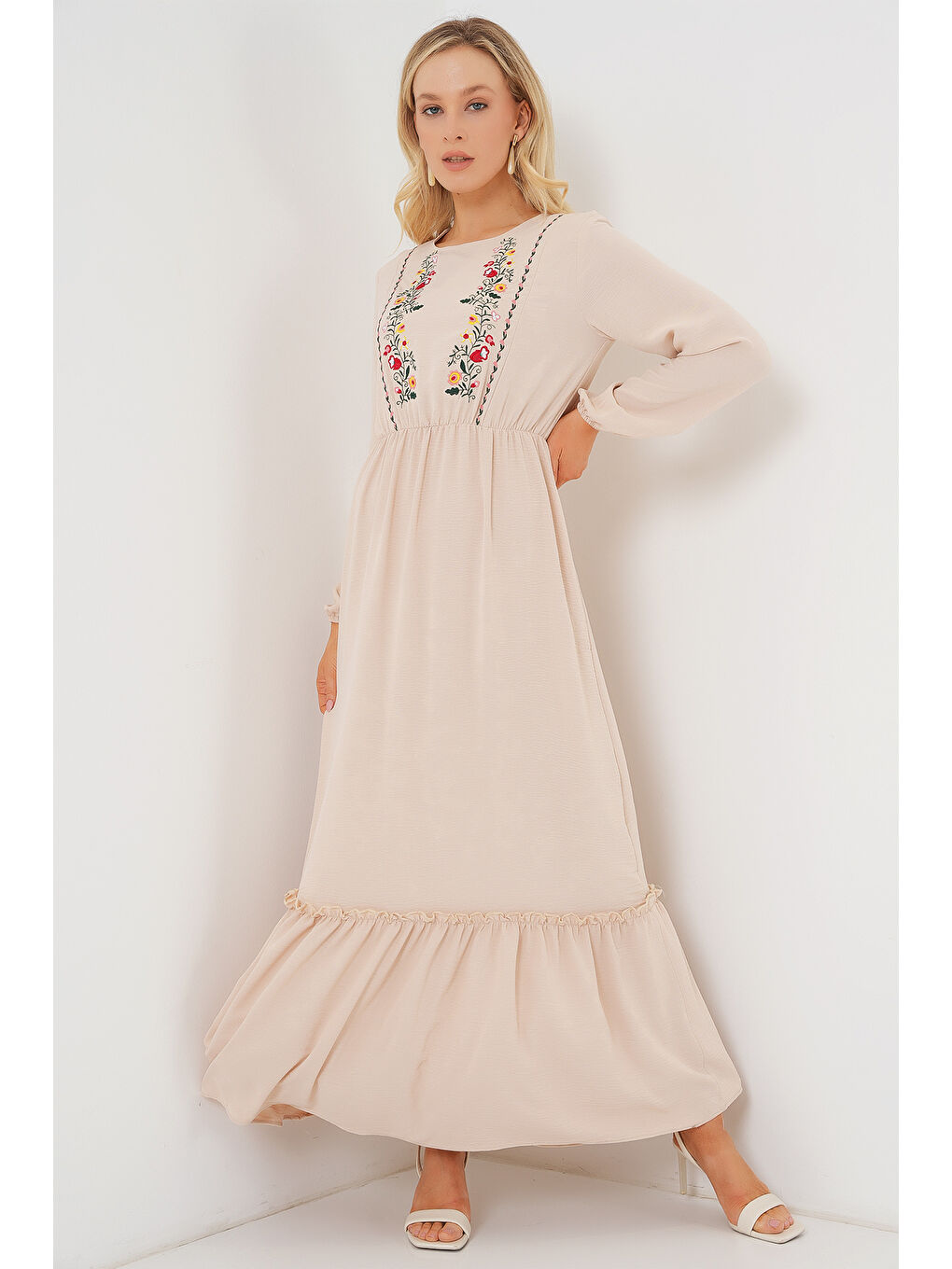 Ekru Kadın Nakışlı Uzun Tesettür Elbise 2550 - Krem-1