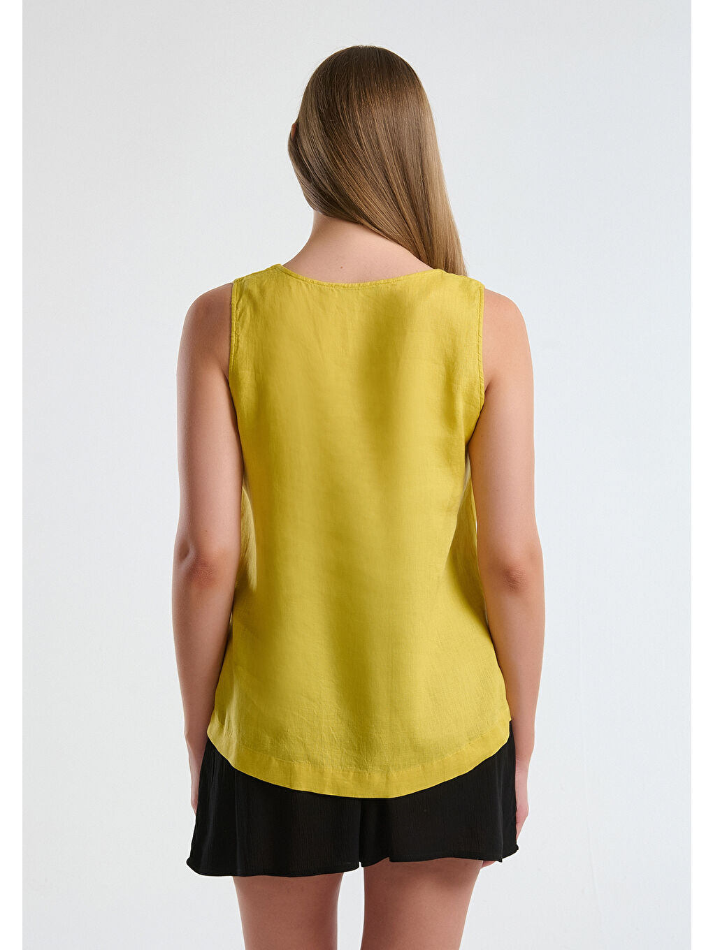 Kadın Sarı %100 Keten V Yaka Kolsuz Geniş Kesim Bluz-1