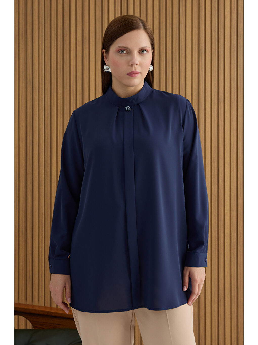 Lacivert Yakası Pili ve Boncuk Detaylı Bluz-1