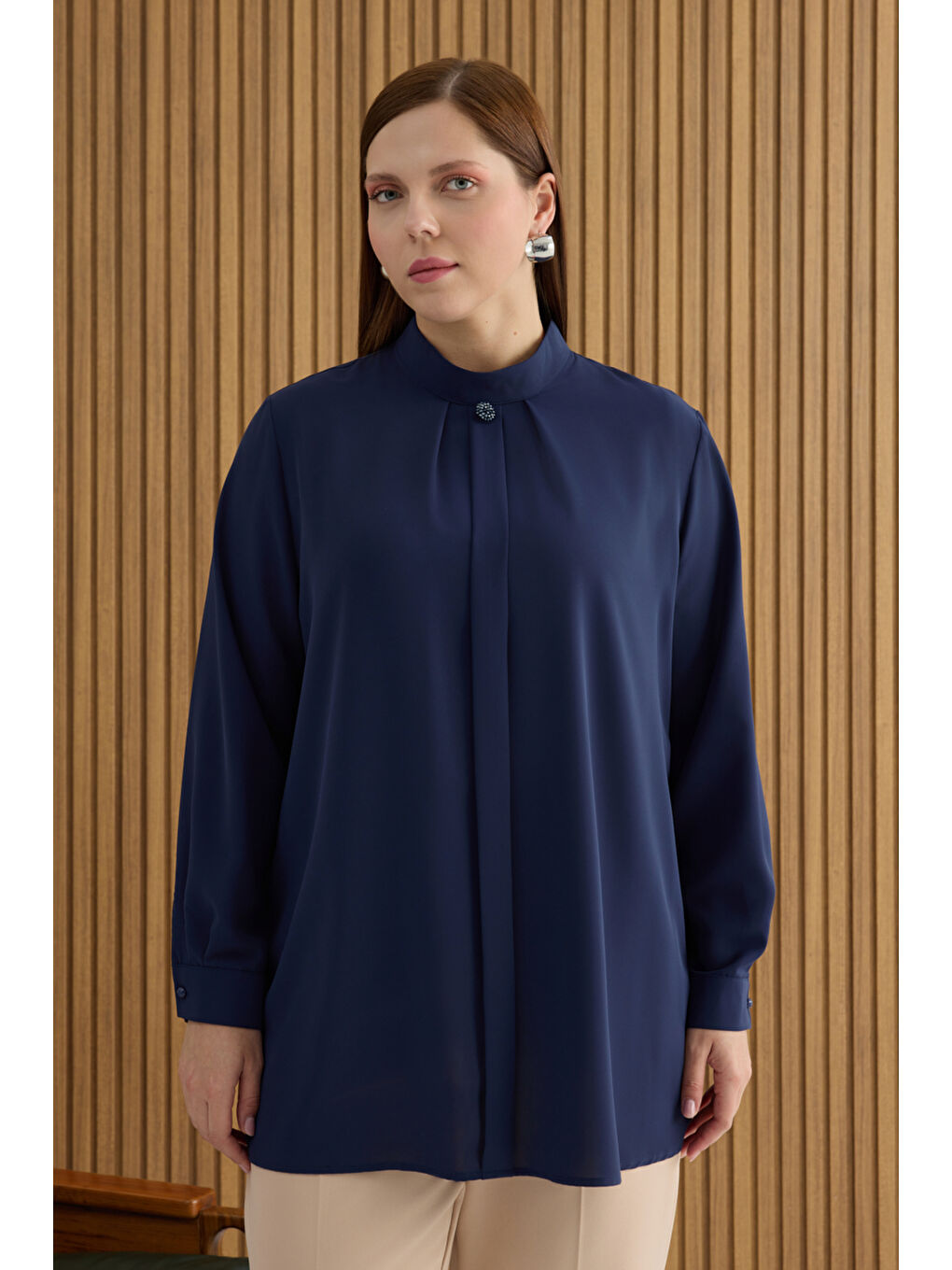 Lacivert Yakası Pili ve Boncuk Detaylı Bluz-2