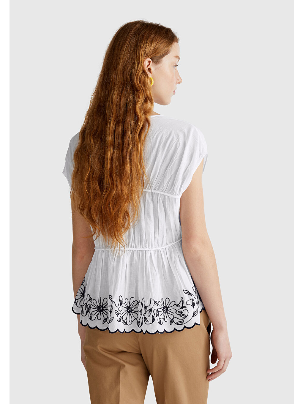 Kadın Beyaz %100 Pamuk Rahat Kalıp Çiçek İşlemeli Kısa Kollu Bluz-2