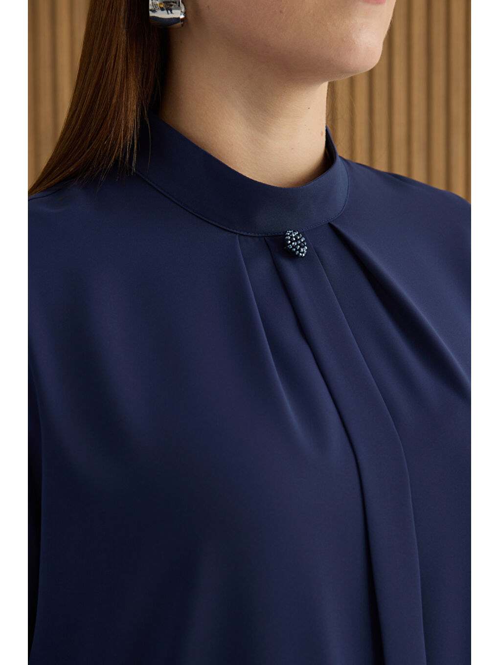 Lacivert Yakası Pili ve Boncuk Detaylı Bluz-4