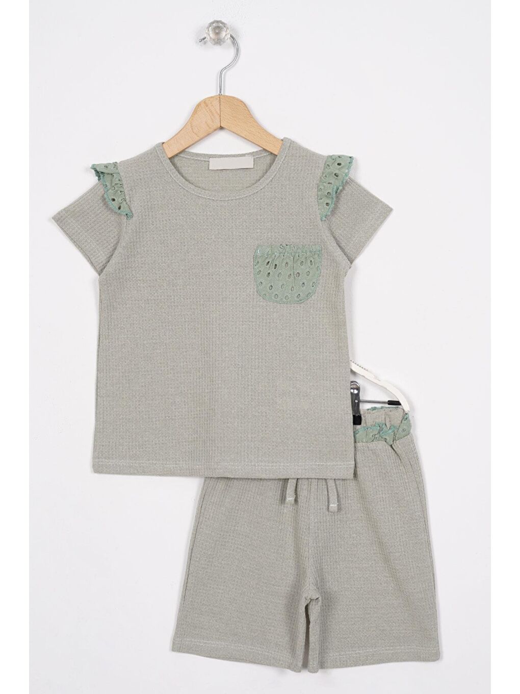 Garnili Cep Detaylı Çağla Yeşili Renk Kız Çocuk Şortlu Takım