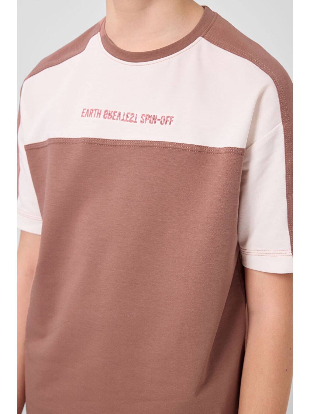 Kahverengi Tarçın Pamuklu Yumuşak Dokulu Oversize Fit Nakışlı Erkek Çocuk T-Shirt - 11290-3