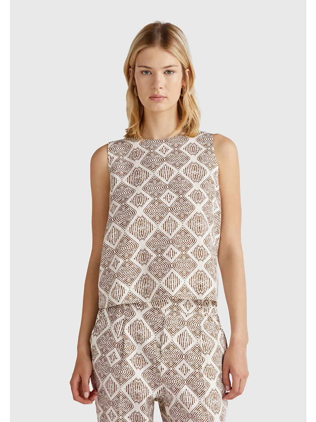 Kadın Beyaz Mix %100 Keten Desenli Kolsuz Bluz