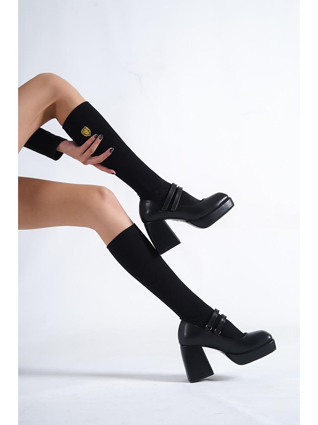 Siyah Küt Burunlu Bantlı Platform Ayakkabı