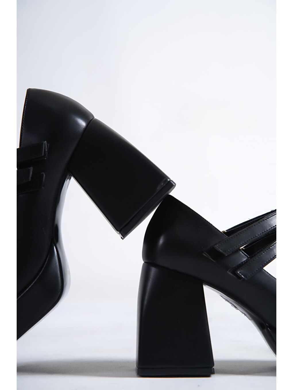 Siyah Küt Burunlu Bantlı Platform Ayakkabı-1