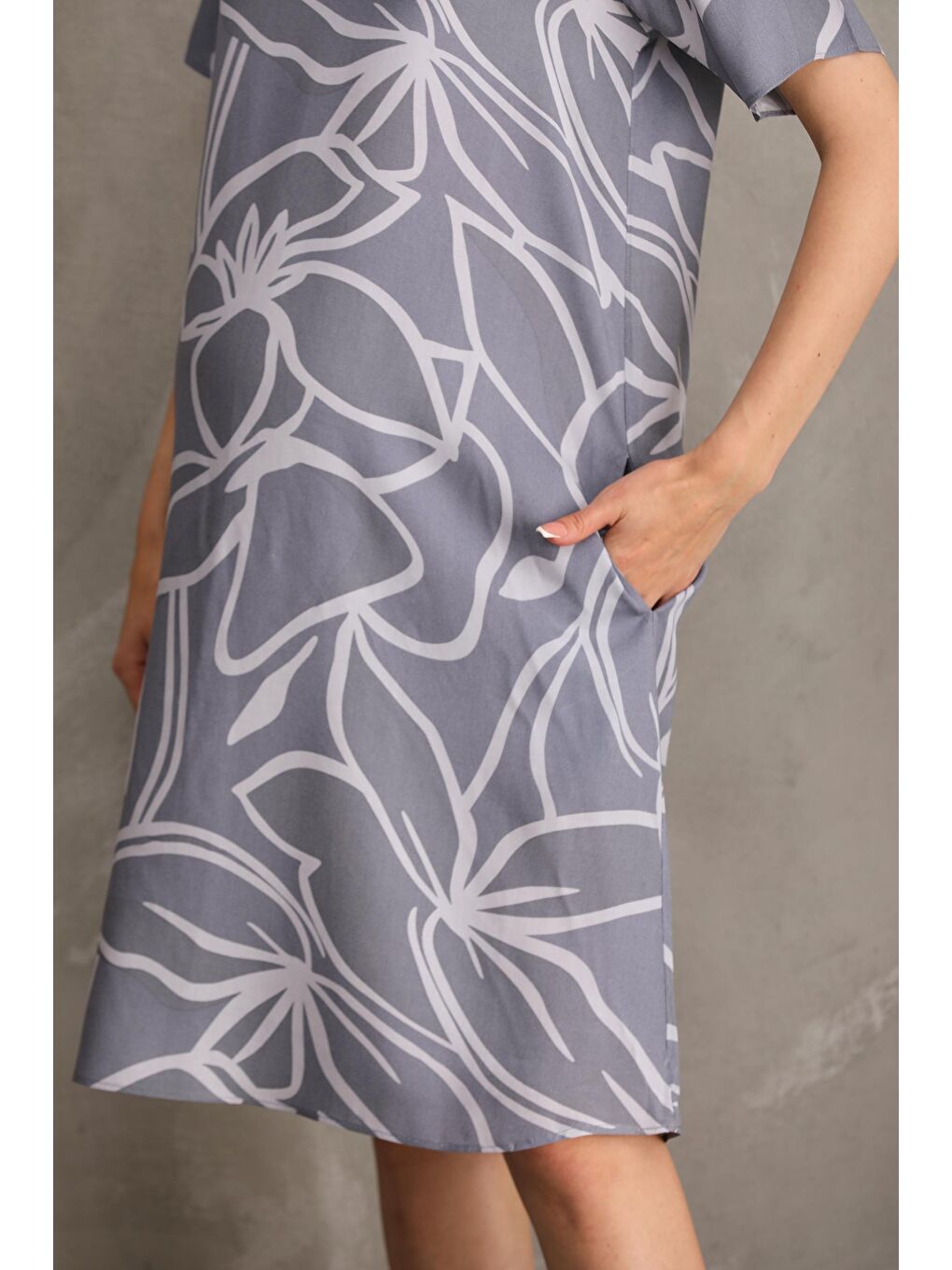Gri Hamile Baskılı Midi Kısa Kol Yandan Cepli Elbise-4