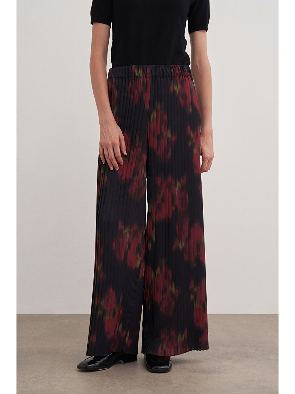 Siyah Desenli Piliseli Pantolon-3