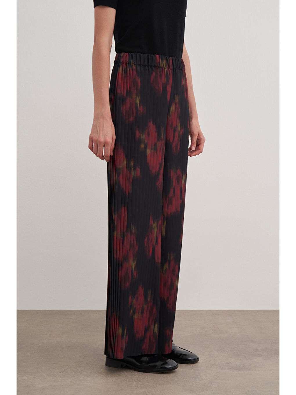 Siyah Desenli Piliseli Pantolon-4