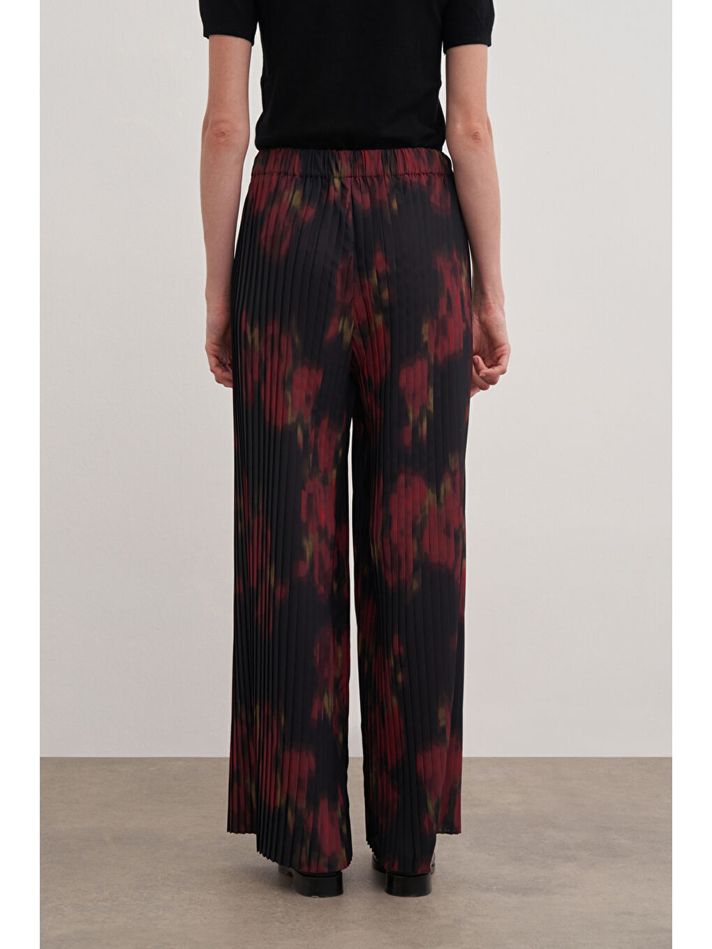 Siyah Desenli Piliseli Pantolon-5