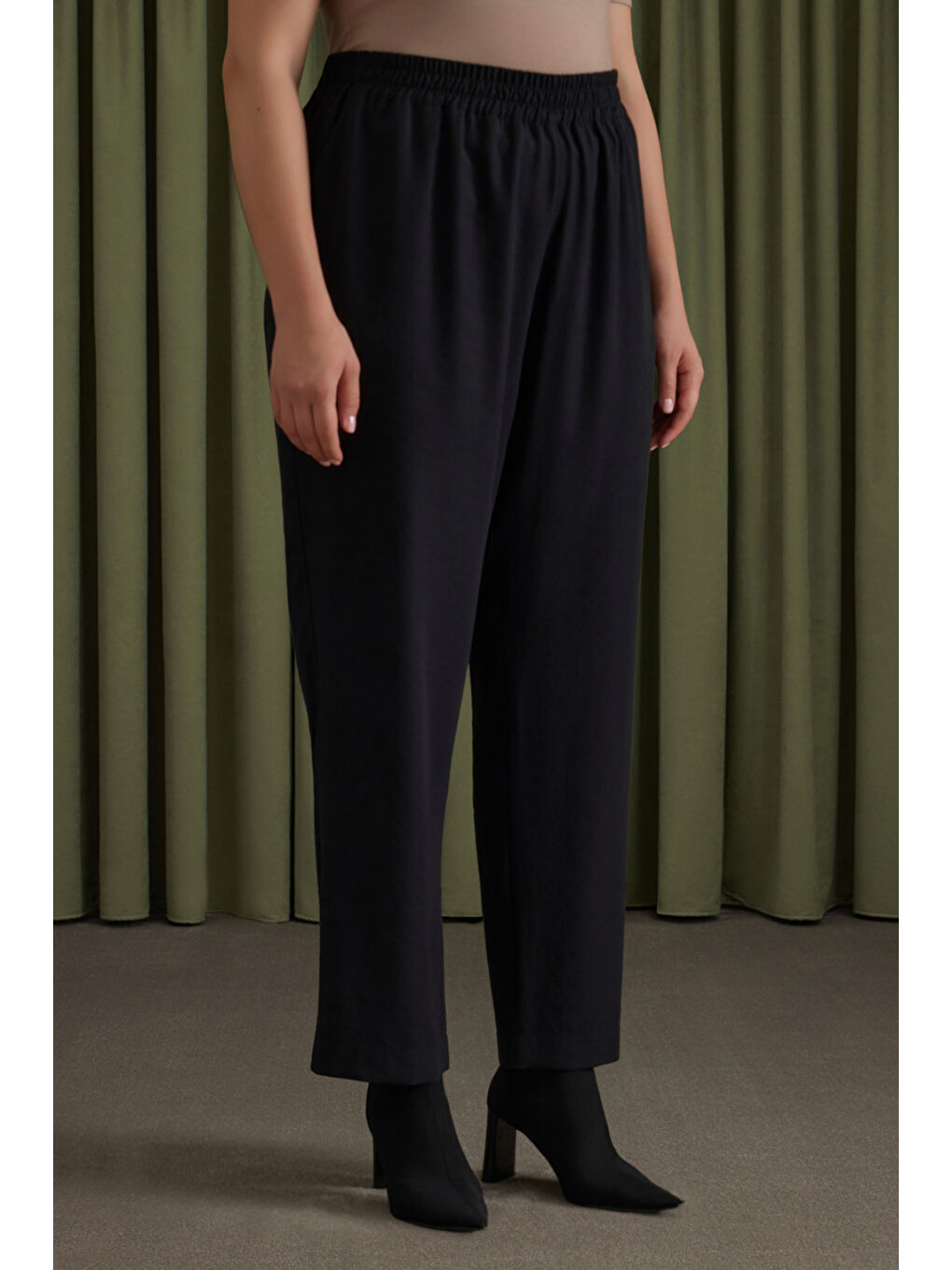 Siyah Beli Lastikli Pantolon-1