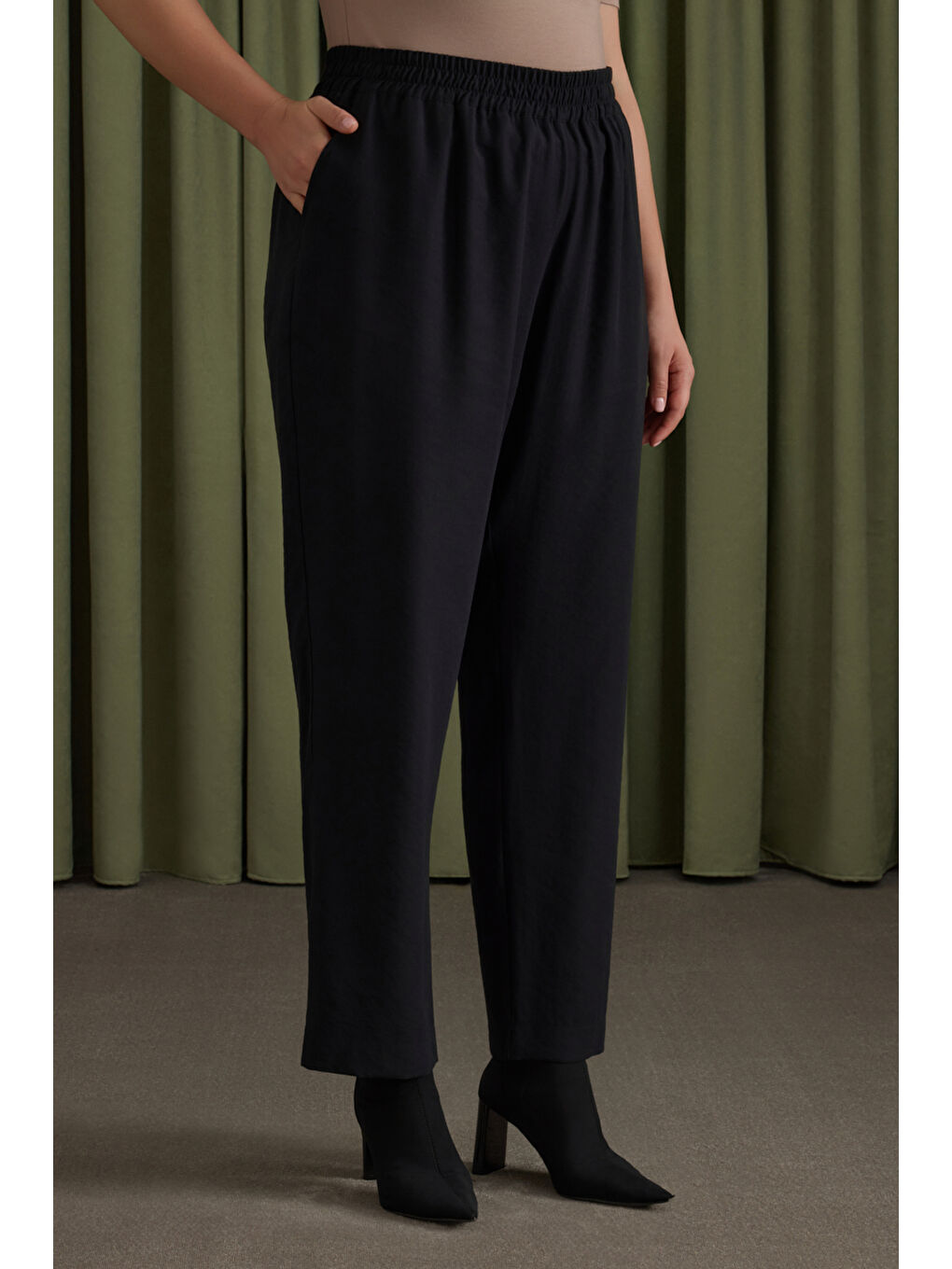 Siyah Beli Lastikli Pantolon-2