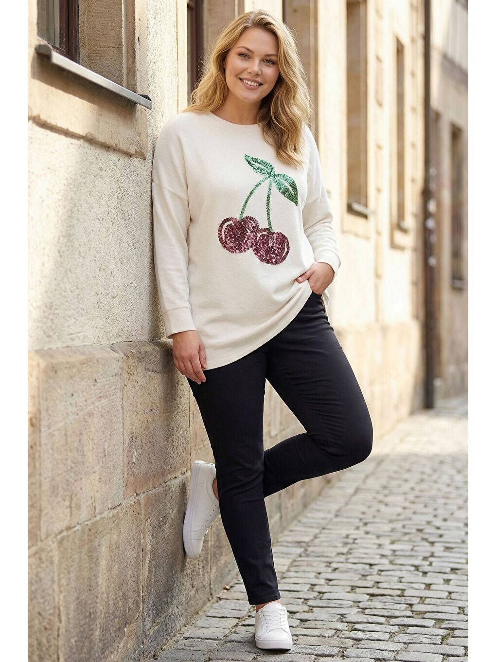 Ekru Büyük Beden Bisiklet Yaka Krem Kiraz Pul İşlemeli Yumoş Kazak 285069-1