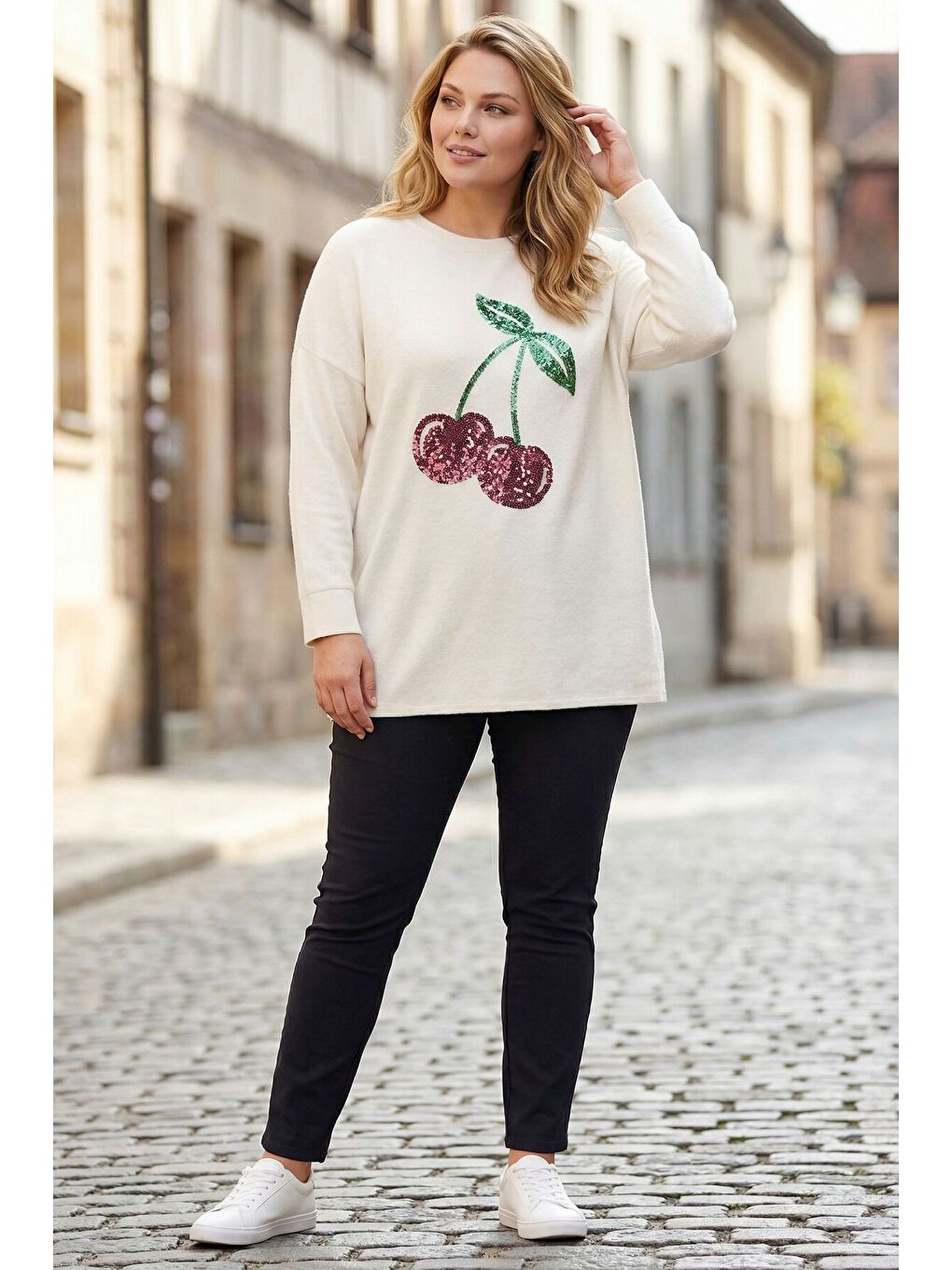 Ekru Büyük Beden Bisiklet Yaka Krem Kiraz Pul İşlemeli Yumoş Kazak 285069-3