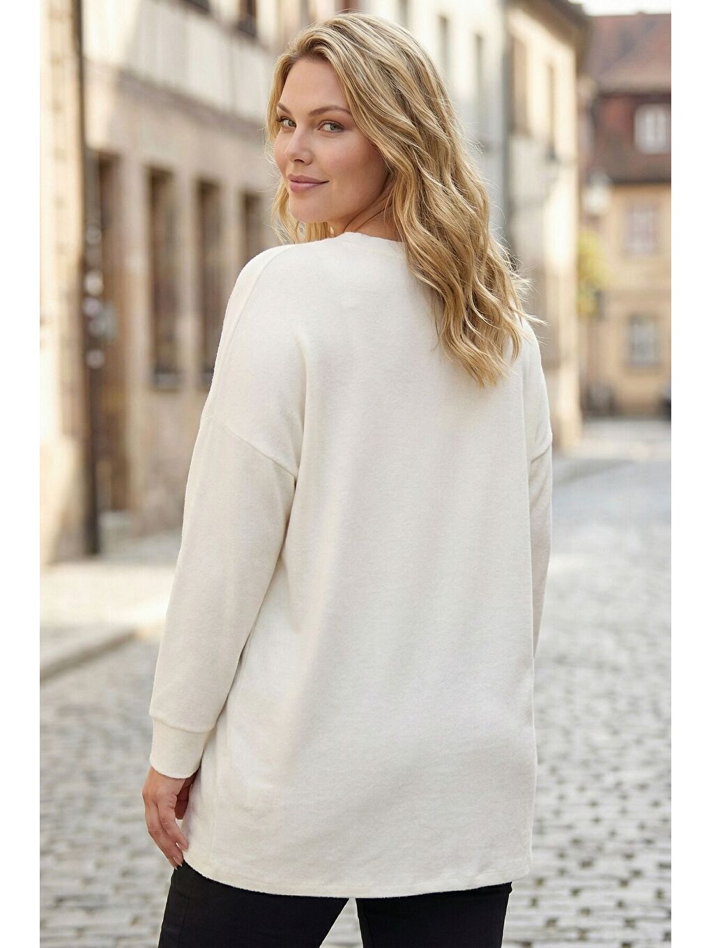 Ekru Büyük Beden Bisiklet Yaka Krem Kiraz Pul İşlemeli Yumoş Kazak 285069-6