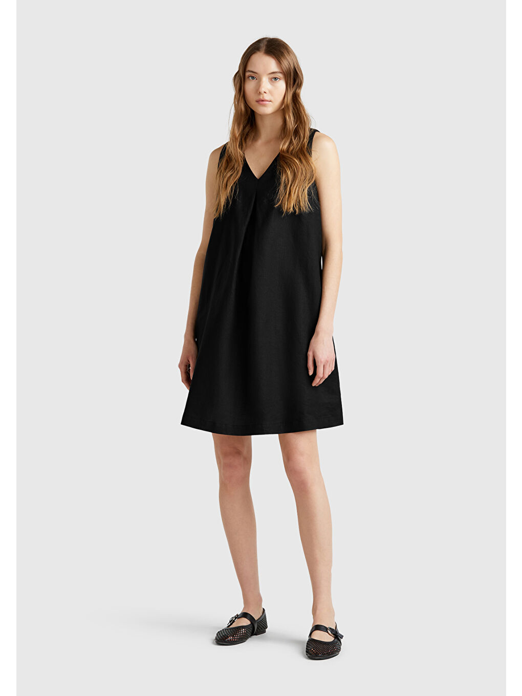 Kadın Siyah %100 Keten Yanı Fermuarlı A Kesim V Yaka Kısa Elbise