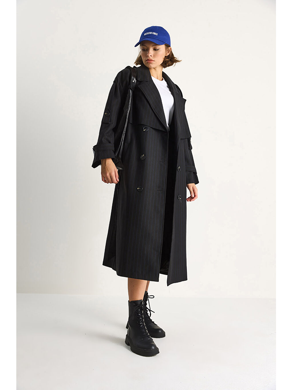 Siyah Kadın Çizgili Düğme Detaylı Kuşaklı Kruvaze Trençkot-1