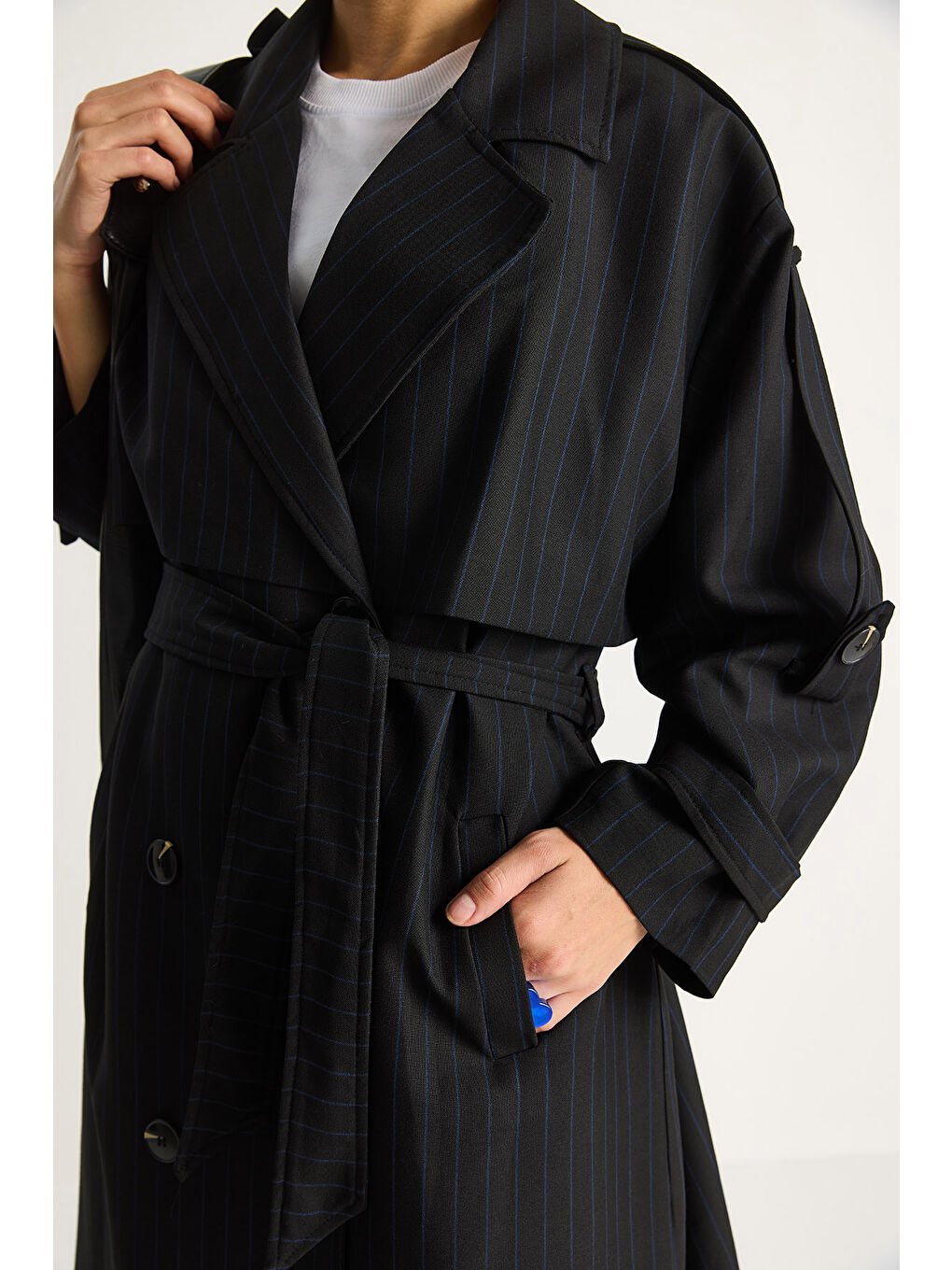 Siyah Kadın Çizgili Düğme Detaylı Kuşaklı Kruvaze Trençkot-6