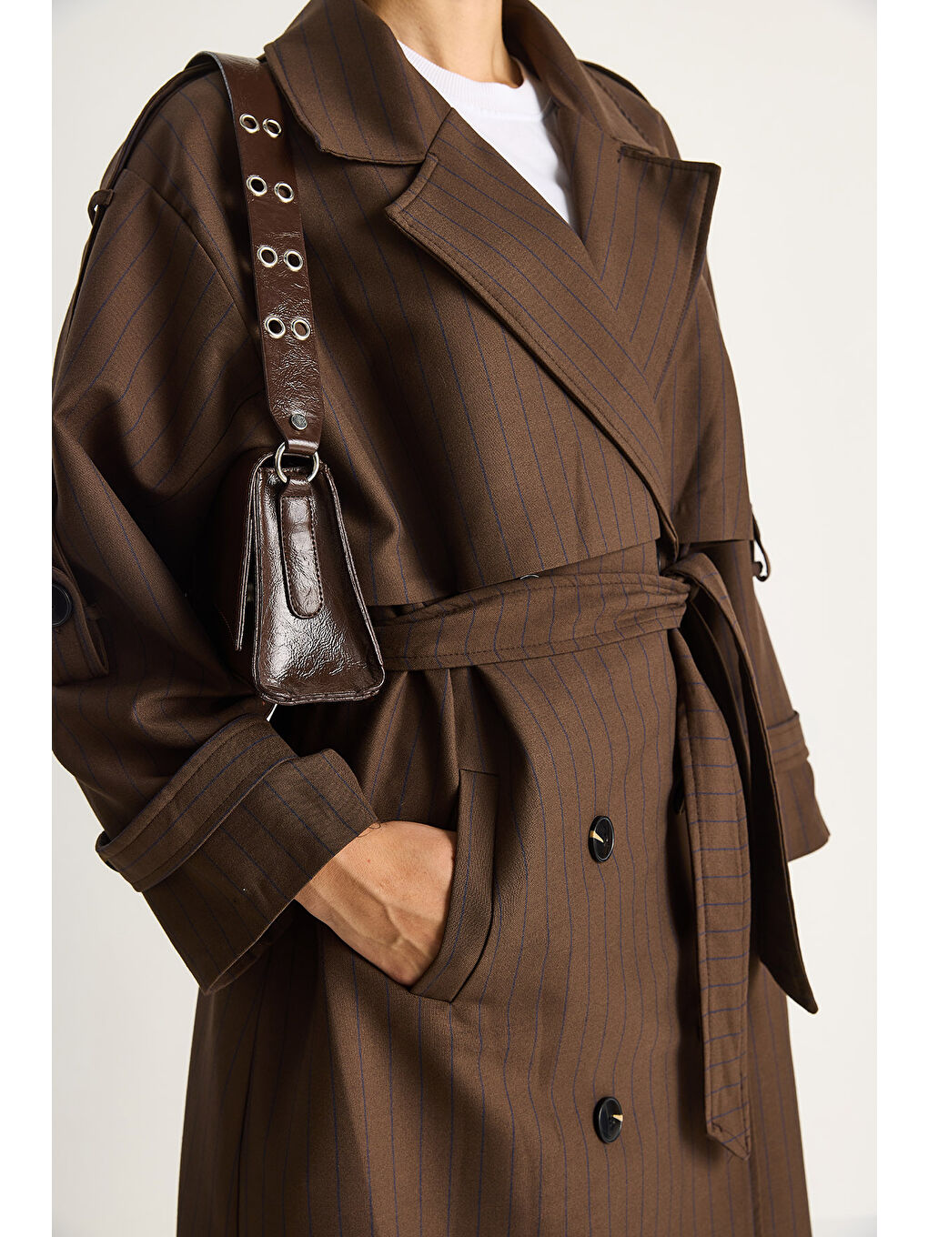 Kahverengi Kadın Çizgili Düğme Detaylı Kuşaklı Kruvaze Trençkot-6