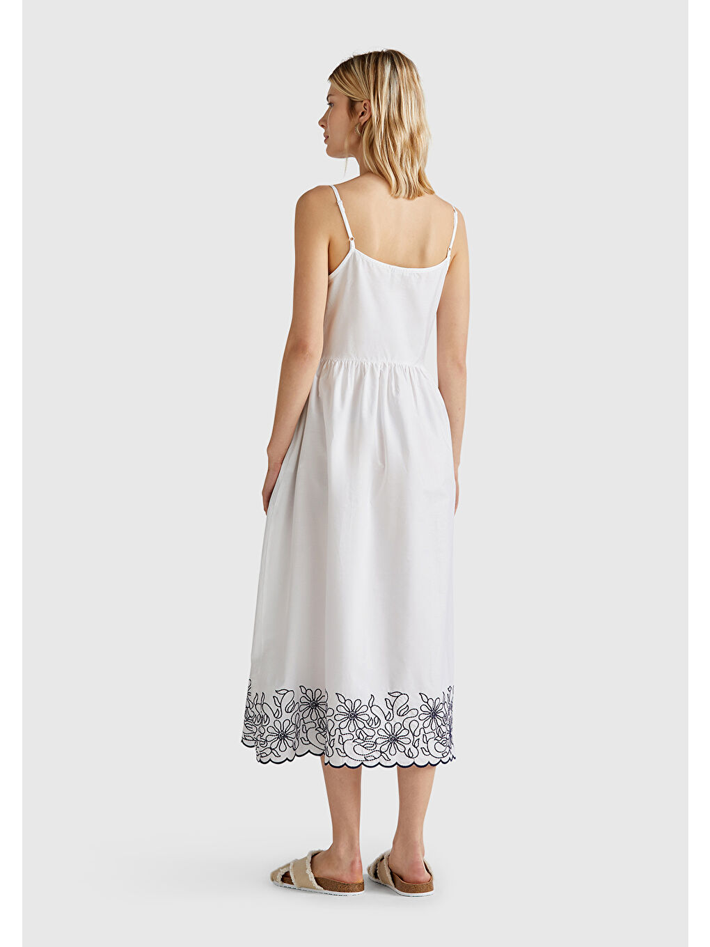 Kadın Beyaz %100 Pamuk Askılı Etek Ucu İşlemeli Midi Boy Elbise-2