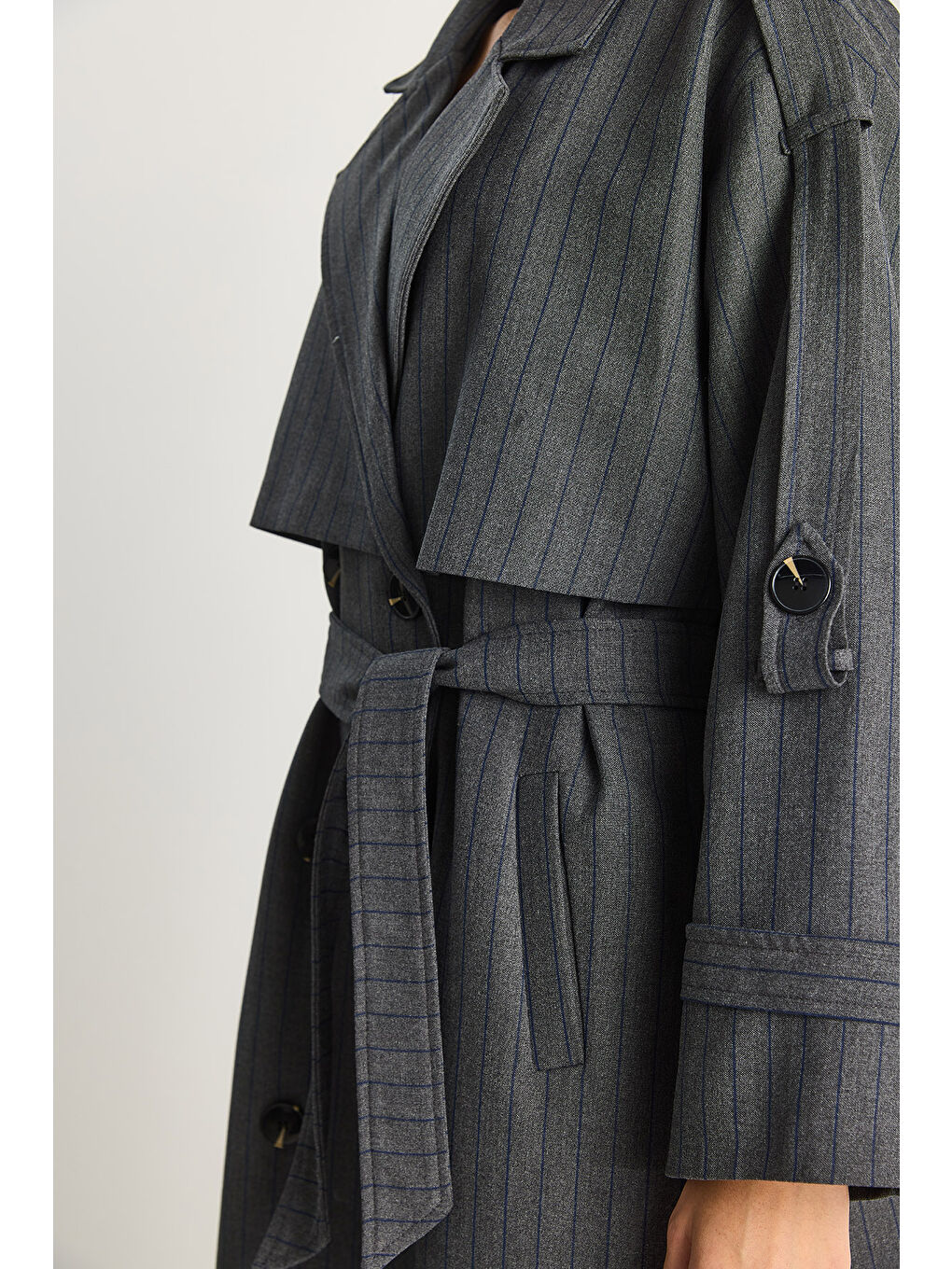 Antrasit Kadın Çizgili Düğme Detaylı Kuşaklı Kruvaze Trençkot-6
