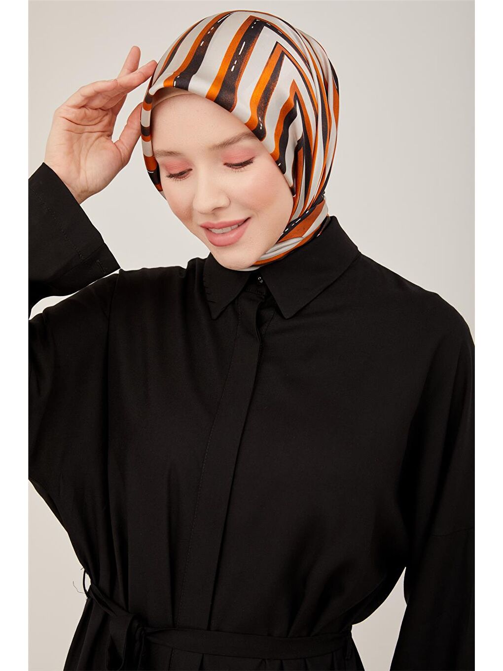 Siyah Kolu Daralabilen Viskon Elbise 23Y9615-3